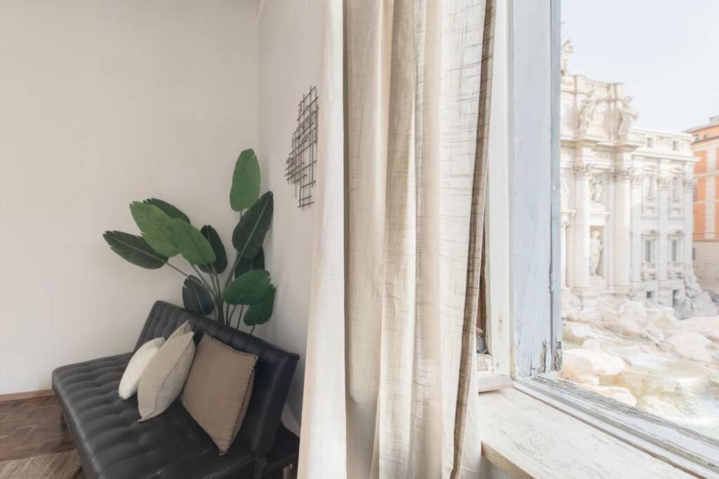 Iflat Trevi Fountain At Your Feet Rome Exterior photo